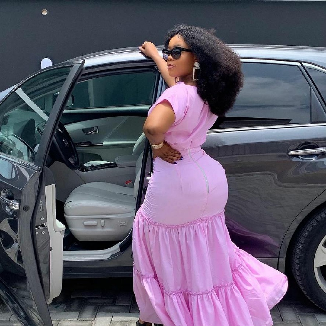 Nollywood actress Didi Ekanem mounting the podium. She blessed the gram with a piece of holy grail information about why friends are unsupportive to each other’s business