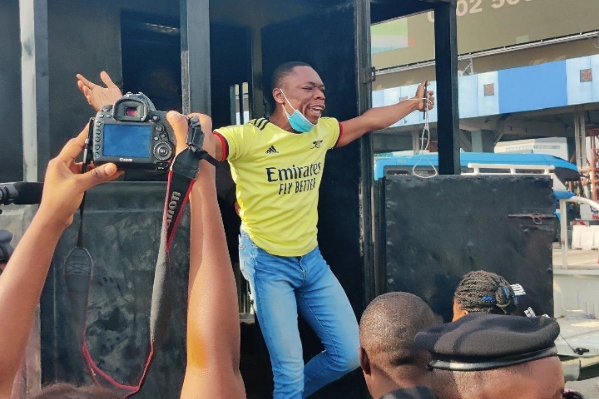 [BREAKING] #EndSARSMemorial: Police arrest protesters at Lekki tollgate