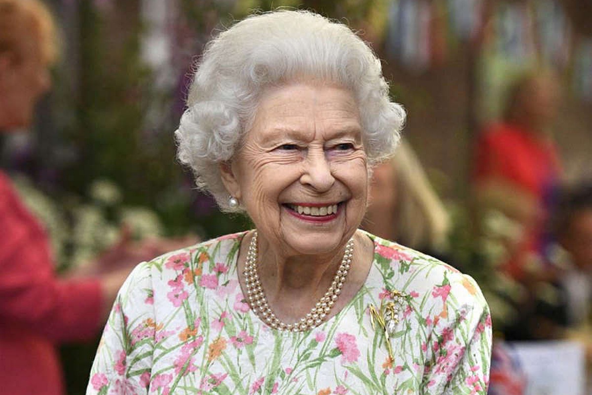 Queen Elizabeth hospitalized after cancelling Ireland trip